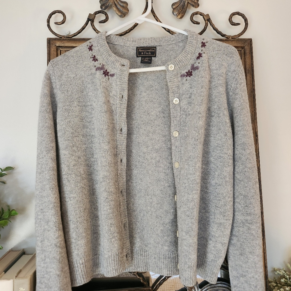 Abercrombie and Fitch Lambswool Embroidered Floral Cardigan Size Medium